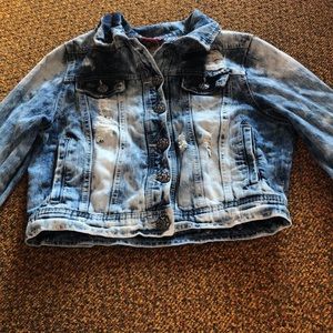 Acid washed cropped jean jacket